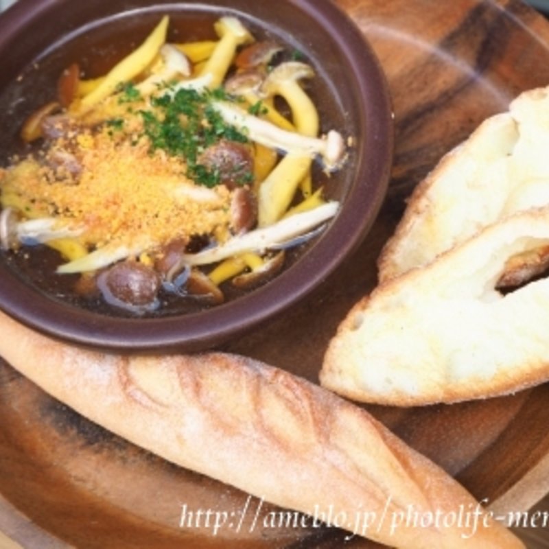 ボッタルガときのこのアヒージョ(CAFE THE VUKE（カフェ ザ ブーケ）さいたま新都心店)