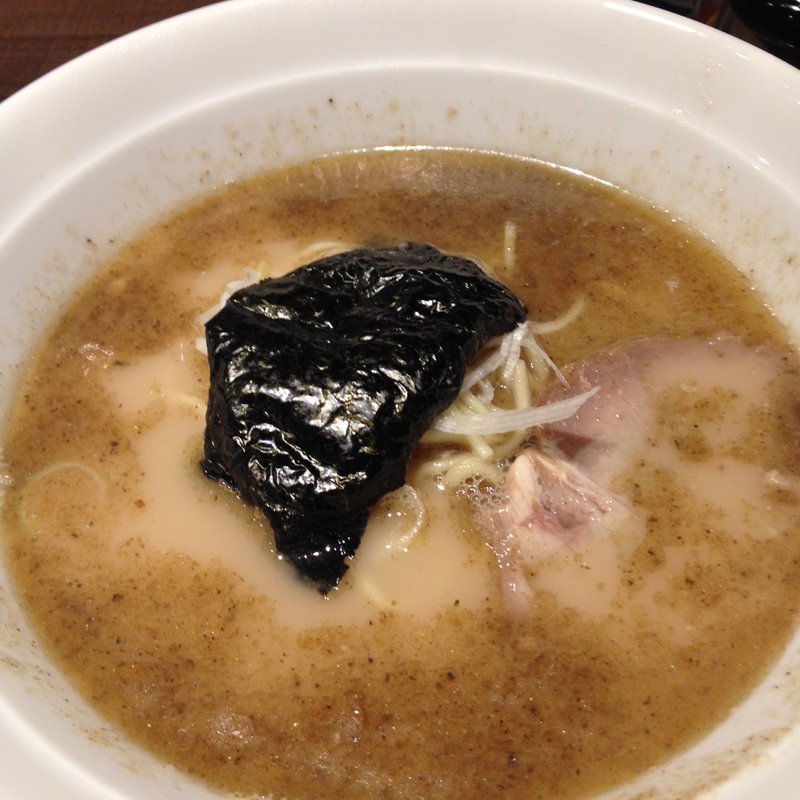 特製白湯塩豚骨ラーメンハーフ(童童 （トントン）)