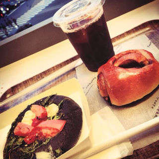 いかすみのフォッカッチャ、コーヒーとシナモンのパン・オレ(ゴントラン・シェリエ （GONTRAN CHERRIER TOKYO）)
