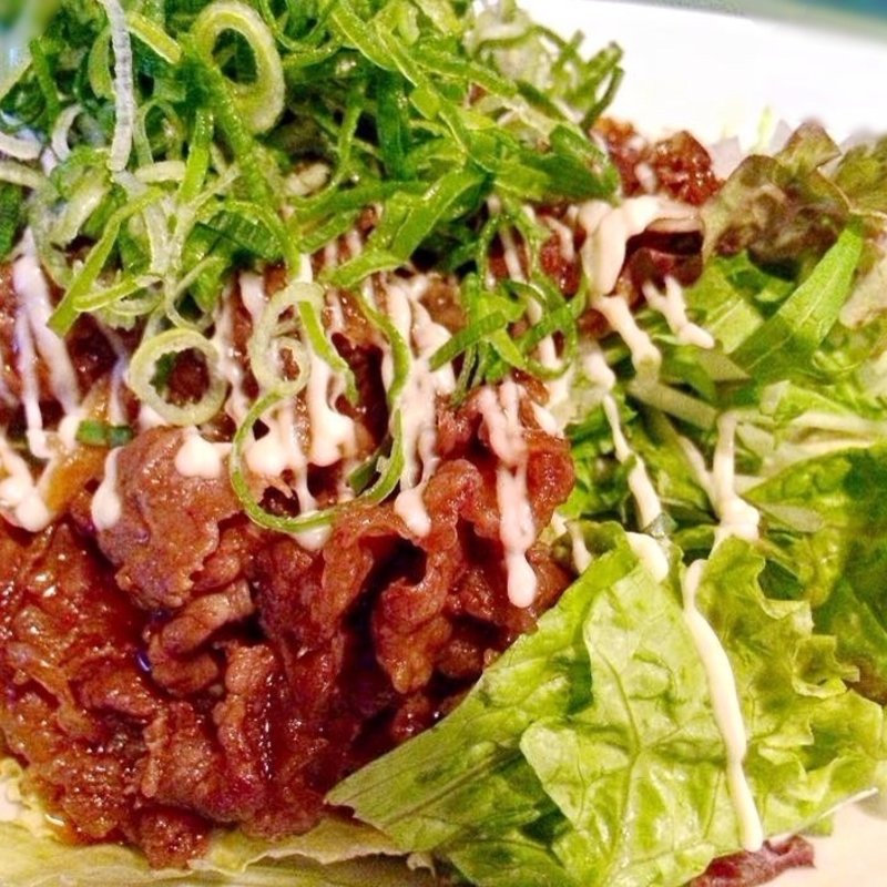 特製ダレで炒めた牛のっけサラダ(なんちゃって （多々居酒処 多少寿司屋 なんちゃって）)