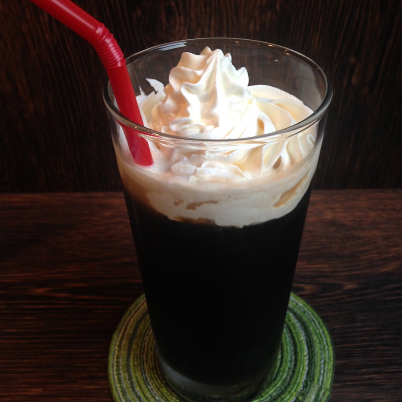 ブランデーをかけた大人のアイスウィンナーコーヒー(positive cafe)