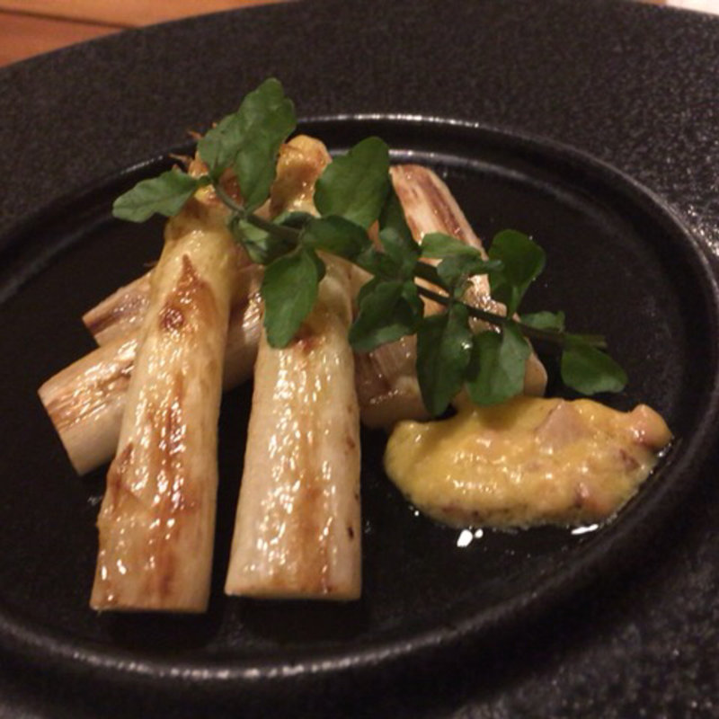 ホワイトアスパラの鉄板焼き オランでソース(鉄板焼き jib)