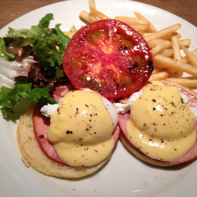 エッグベネディクトトラディショナル(グロリアス チェーン カフェ （glorious chain cafe）)