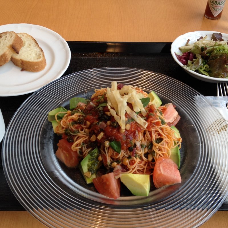 トマトとアボカドのカッペリー二(レストランよよぎ)