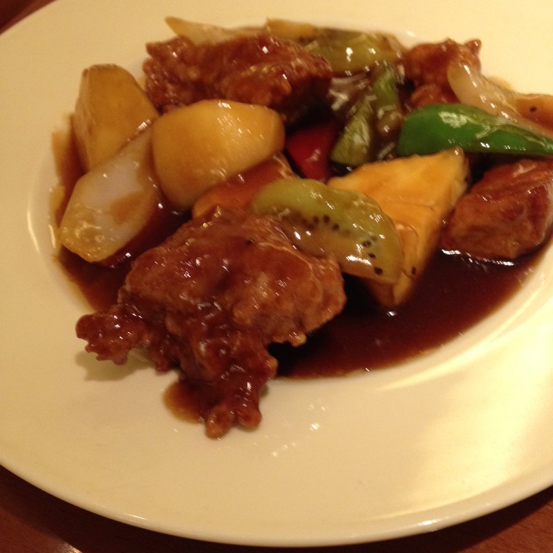 ハーブ豚とフレッシュフルーツの黒酢酢豚.(純中華 南国酒家 伊勢丹新宿店)