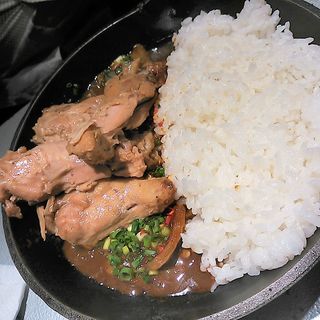 4本の骨付き肉とネギのマウンテンカレー(野菜を食べるカレーcamp express 相鉄ジョイナス店)