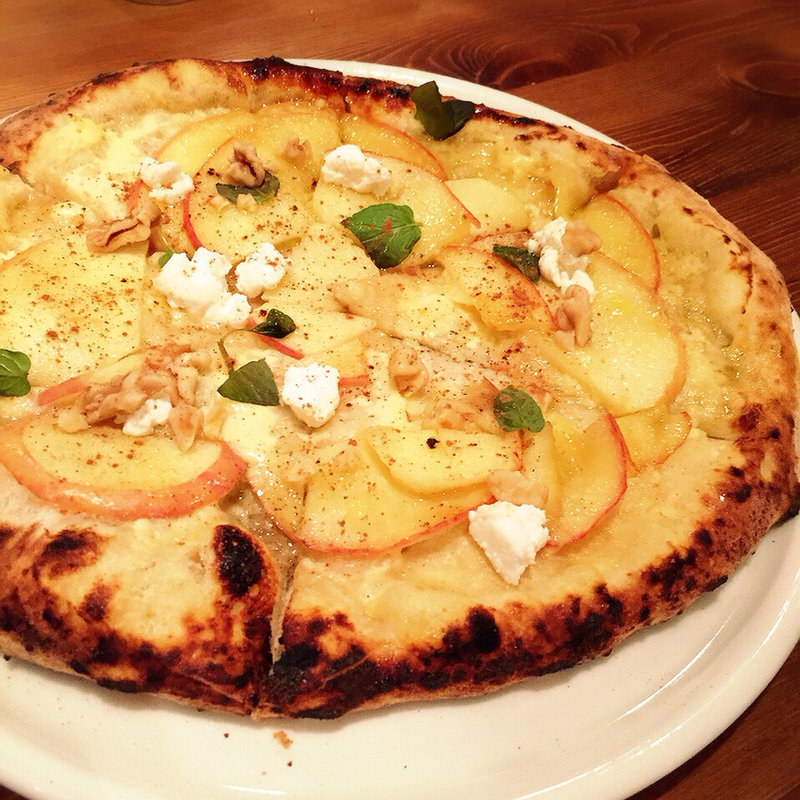 カッテージチーズとリンゴ、ハチミツのピザ(di Formaggio KURA6330)