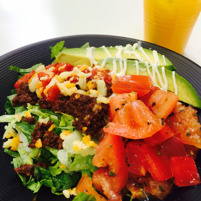 アボカドとバジルトマトのタコライス(ネオ屋台村)