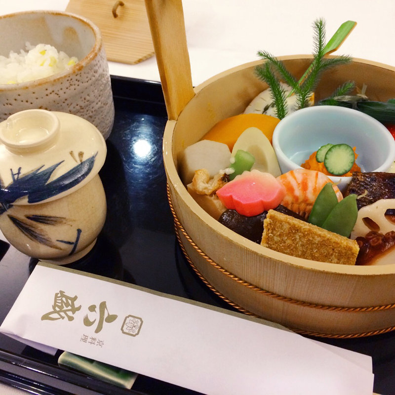 手をけ弁当と初夏のひとしな(六盛)