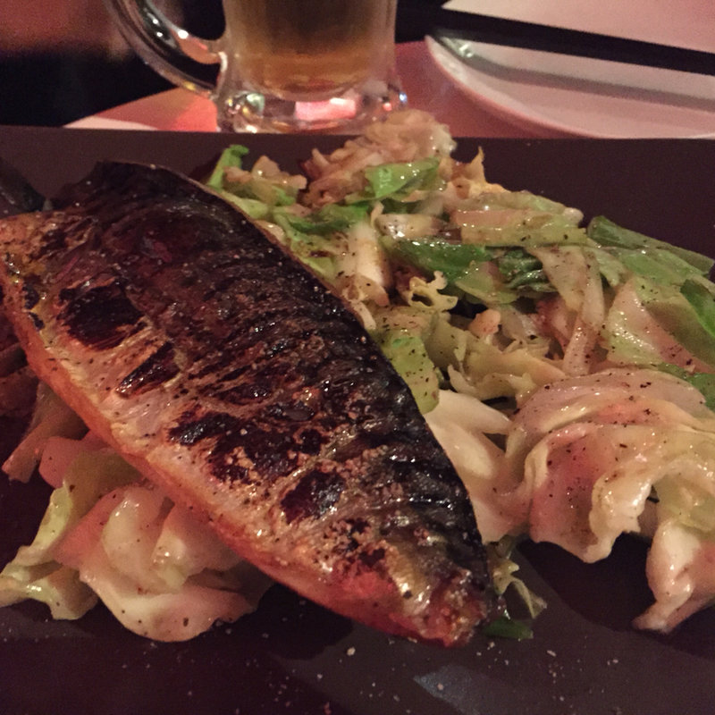 サバ焼き、アンチョビキャベツ(富士屋本店 ダイニングバー)