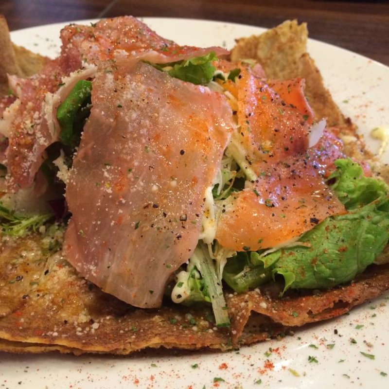 スモークサーモンガレット(カフェ ド ポー（cafe de porc）)