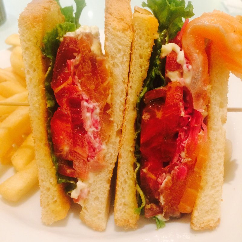 サーモンマリネとレッドキャベツのマリネのサンド(アンカフェ)