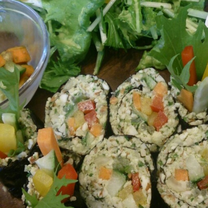 ナッツの巻きずしプレート (タヒチアンノニカフェ東京)