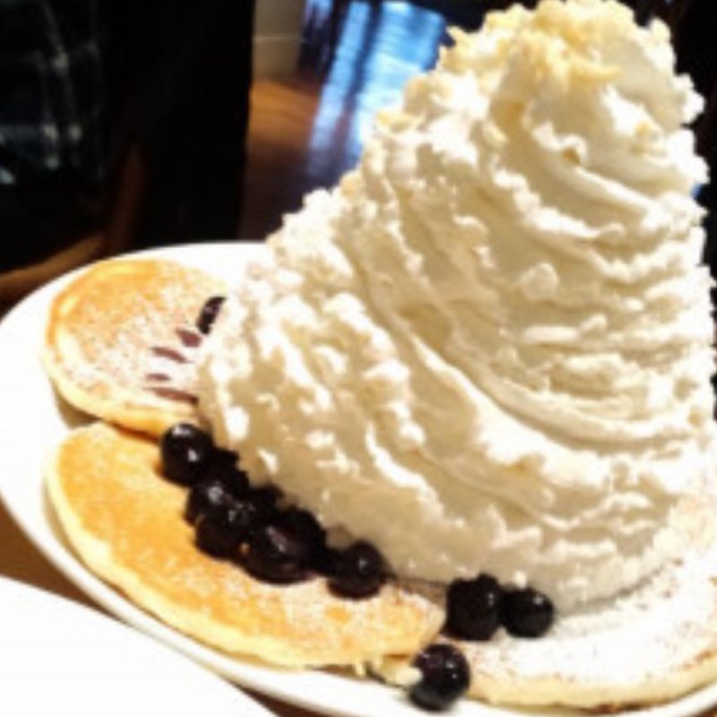 ブルーベリー、ホイップクリームとマカデミアナッツ(Eggs 'n Things 原宿店)