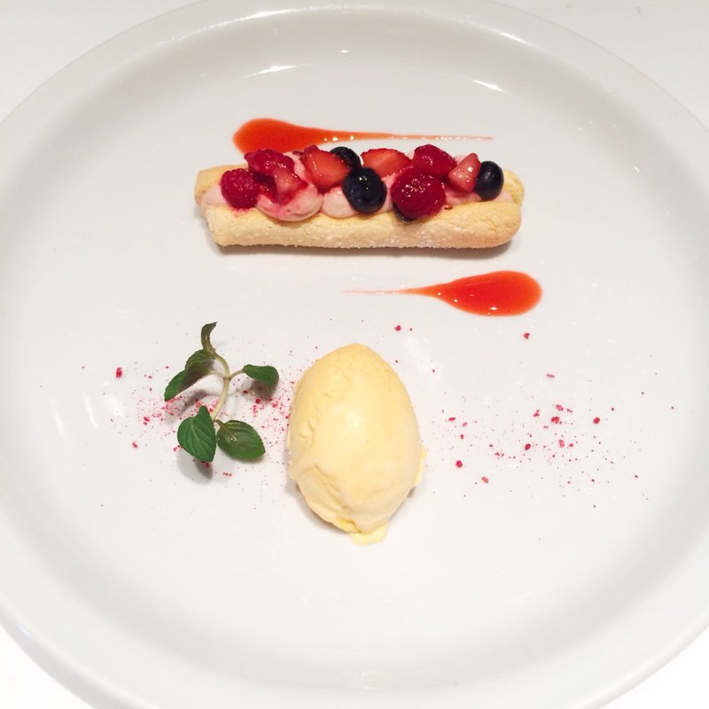 苺のムース　ホワイトチョコのセミフレッドを添えて(BIANCA （ビアンカ）)