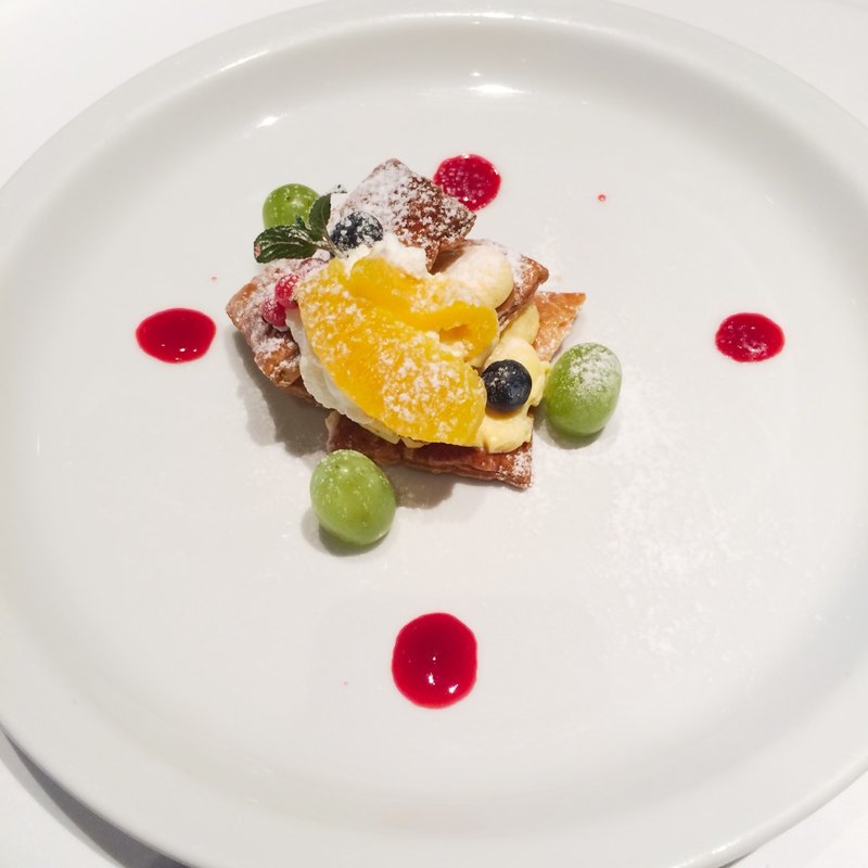 フルーツカスタードのミルフィーユ　ラズベリーソース(BIANCA （ビアンカ）)