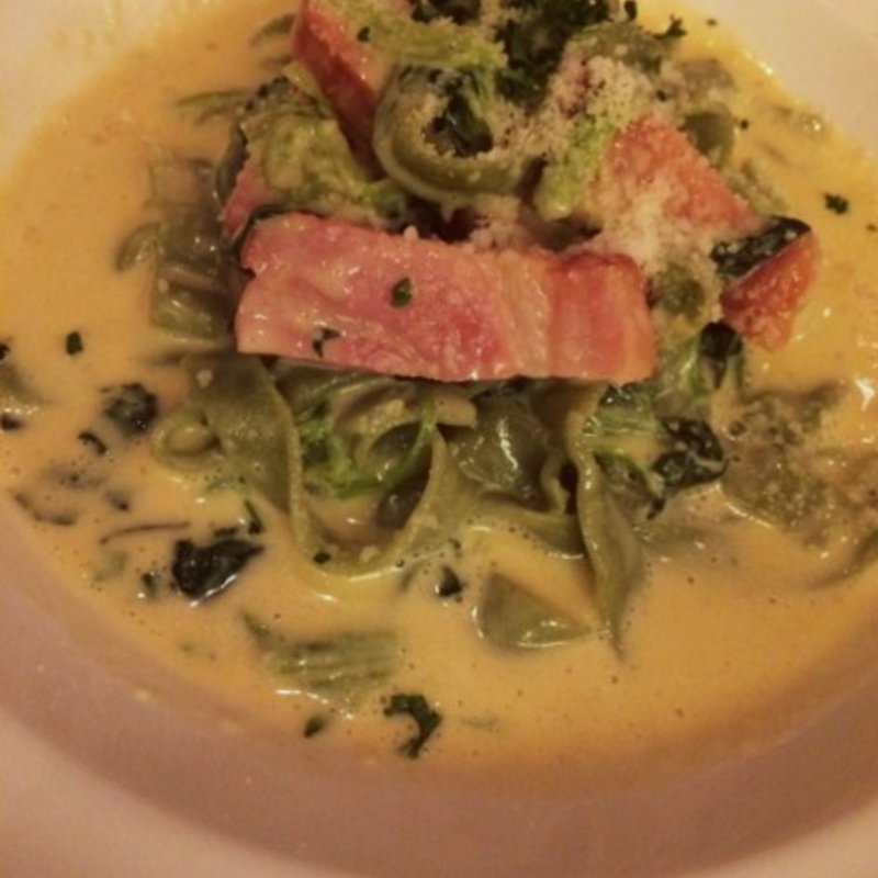 フェットチーネのカルボナーラ(ボノ・ワインと熟成肉のイタリアン)