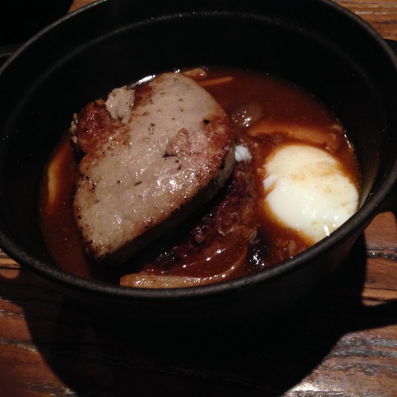 ハンバーグとフォアグラの温泉卵添え(ココット )