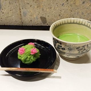 お抹茶と季節の生菓子（岩根のつつじ）(鶴屋吉信 TOKYO MISE)