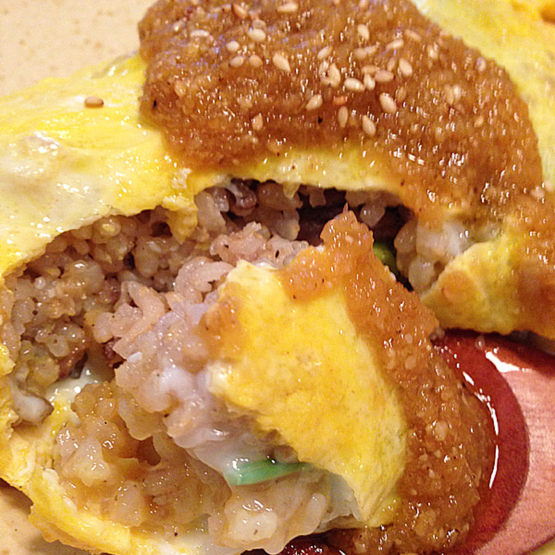 牛肉とクレソンの混ぜご飯のオムライス 白ゴマソース(aunt MIMI)