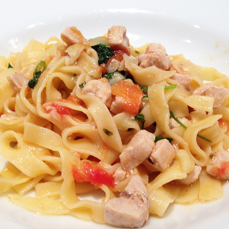 自家製パスタ　白身魚とルッコラとフレッシュトマト(イル・バッフォーネ （IL BAFFONE）)