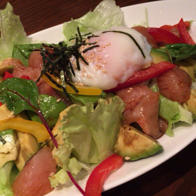 鶏とアボカドユッケサラダ(輪だち )