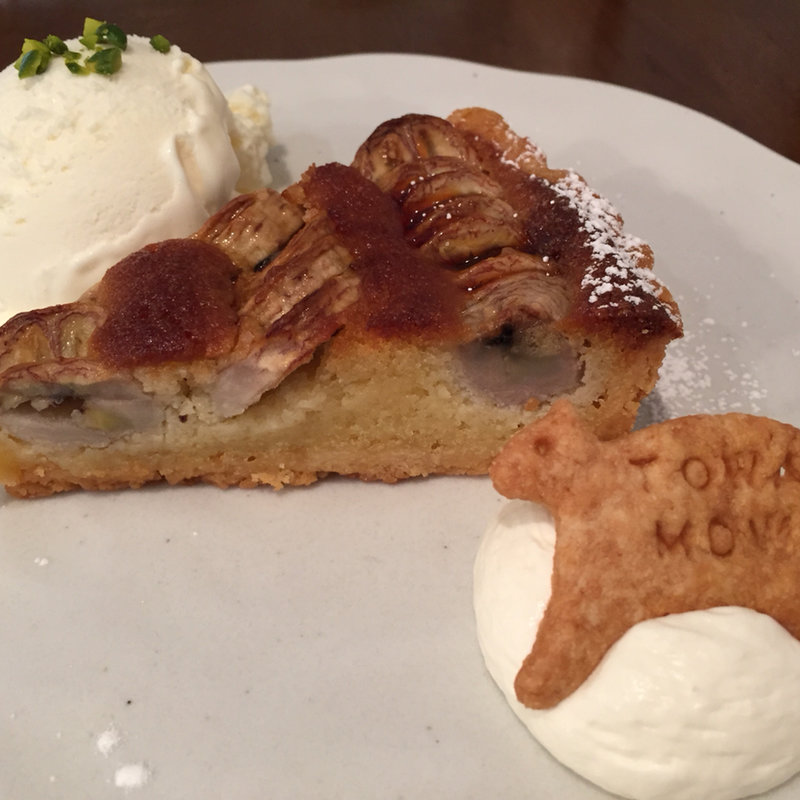 バナナの焼きっぱなしタルト バニラアイス添え(トワモワカフェ （towa mowa cafe）)