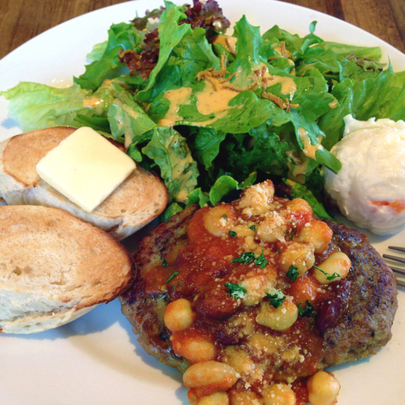 ハンバーグステーキ 色々お豆のトマト煮込みソース(トーチ カフェ)