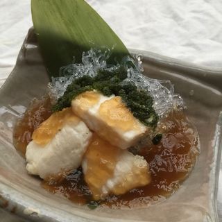 ジーマーミー豆腐と海ぶどう(山遊木)