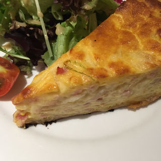 キッシュロレーヌ、フランス風オムレツ（menu a）(La Porte Rouge （ラ ポルト ルージュ）)