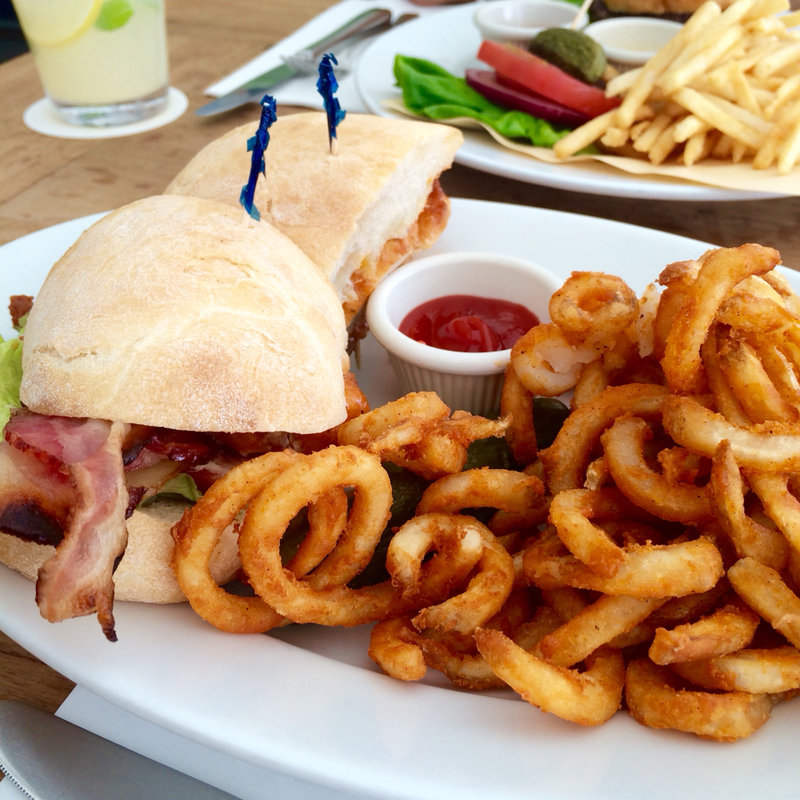 バッファローチキン、ベーコン、ブルーチーズソースのチャバタサンド(T.Y.HARBOR)