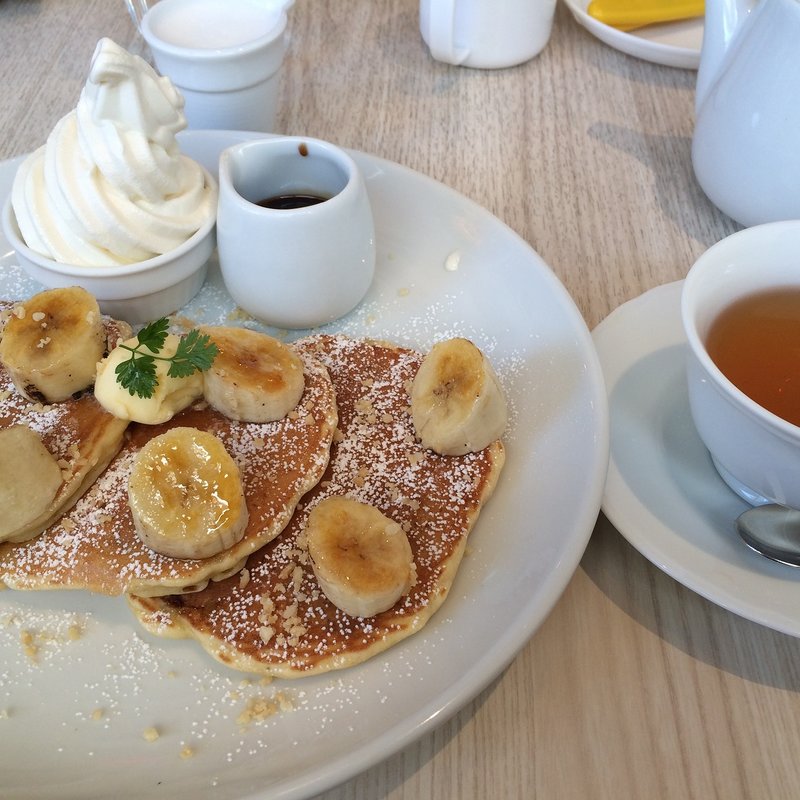 キャラメリゼバナナとマカダミアンナッツのバナナパンケーキ～北海道生乳ソフトクリーム添え～(パンケーキ専門店 Butter 横浜ベイクォーター)