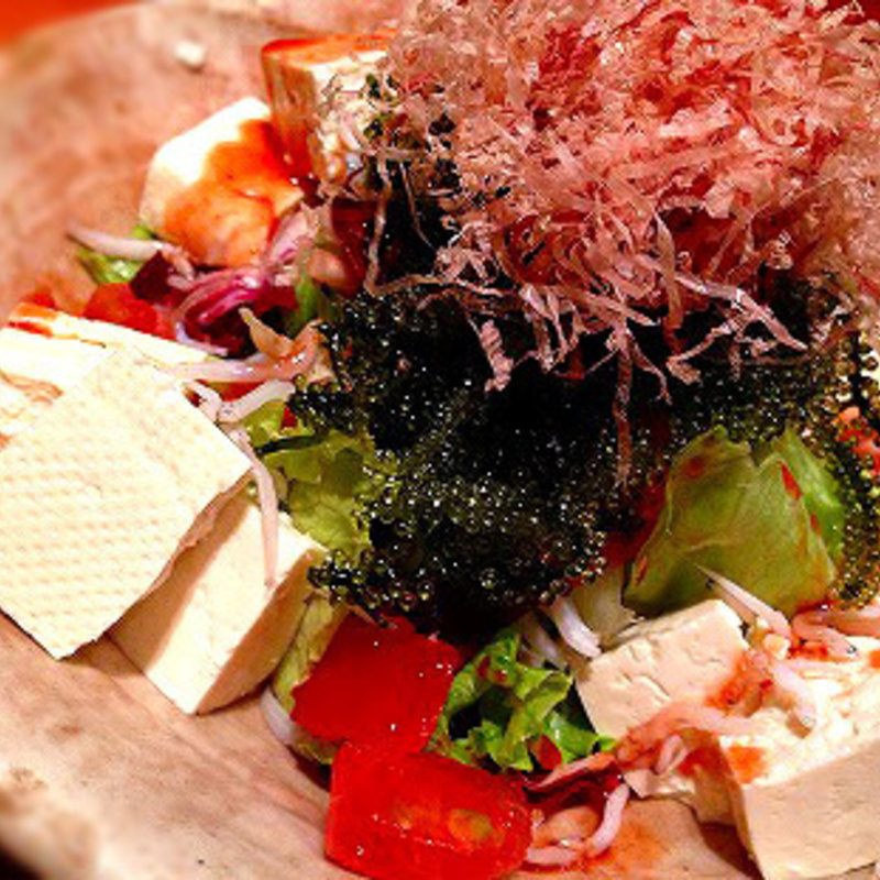 海ぶどうと島豆腐のサラダ(ちゅらり 横浜店)