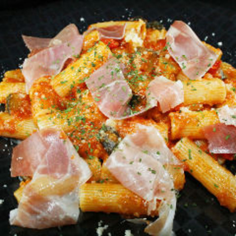 生ハムと彩り野菜のトマトソース ショートパスタ(エルバルコ)