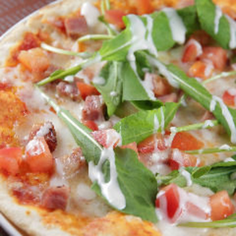 ベーコンとルッコラのトマトピザ(エルバルコ)