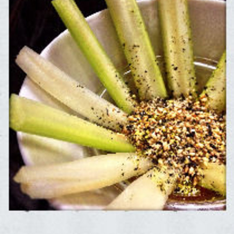 セロリの韓国味噌ヨーグルトディプ(セルロース無添加チーズの チーズタッカルビ & 骨まで食べれる 参鶏湯 GOMAmura)