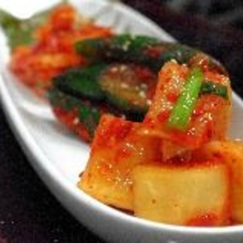 キムチ盛り合わせ(セルロース無添加チーズの チーズタッカルビ & 骨まで食べれる 参鶏湯 GOMAmura)