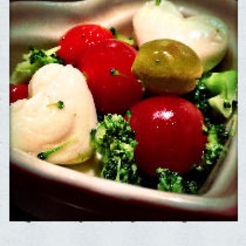 ブロッコリーとプチトマトのマリネ(セルロース無添加チーズの チーズタッカルビ & 骨まで食べれる 参鶏湯 GOMAmura)