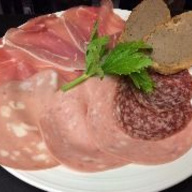 生ハムとサラミの盛り合わせ(タベルナ・デル・ヴィットリオ)