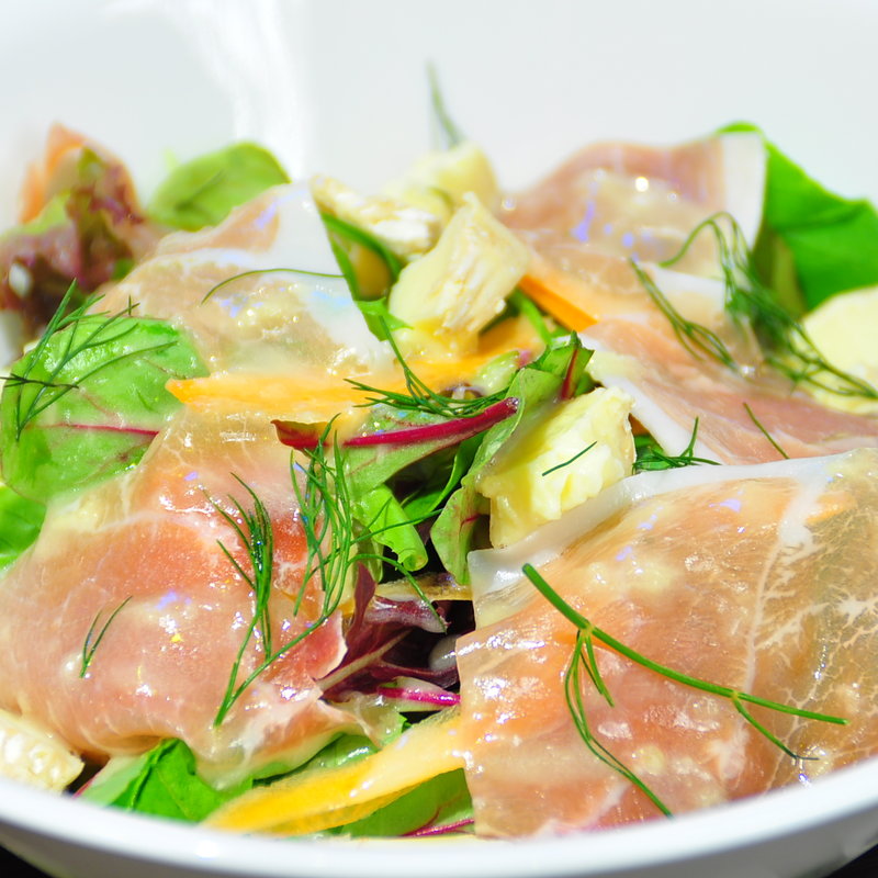 生ハムとカマンベールチーズのサラダ(アートレッグカフェ)