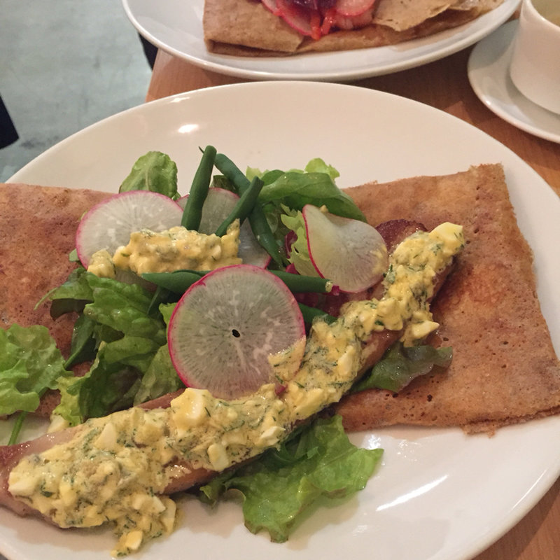 ガレット 豚バラのコンフィとサラダ グリビッシュソース カマンベール(コム・デ・ジュルノー)