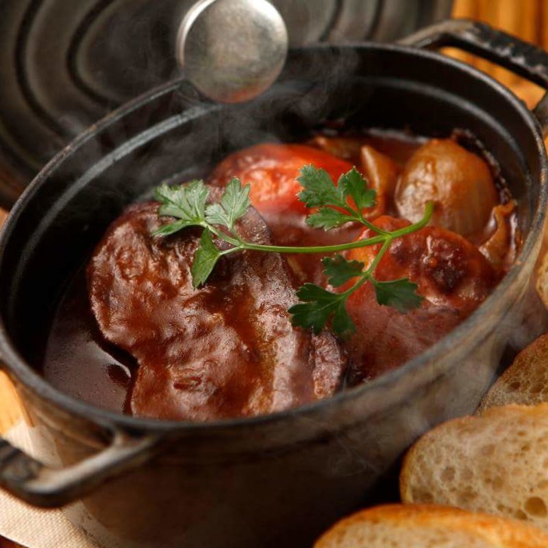 牛タンと根野菜のストーブ仕込み(source)