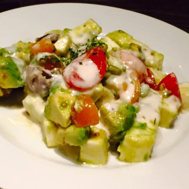 トマトとモッツァレラチーズ・アボカドのサラダ仕立て(アルバータ （ALBERTA）)