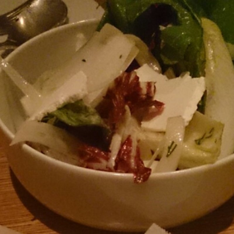 グリーンサラダ―ルッコラ、エンダイブ、フェンネル、レタス、リコッタ(bills)