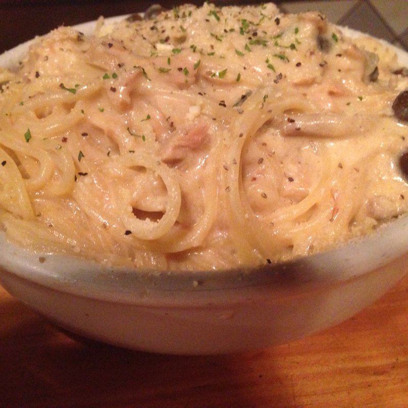 サーモンときのこのクリームソース(イタリアンバール Quatorze｜きゃとるず)