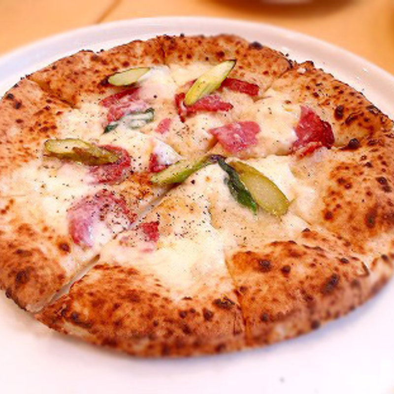 アスパラとサラミのピザ(A Mascara d'o pulecenella. マシケラ)