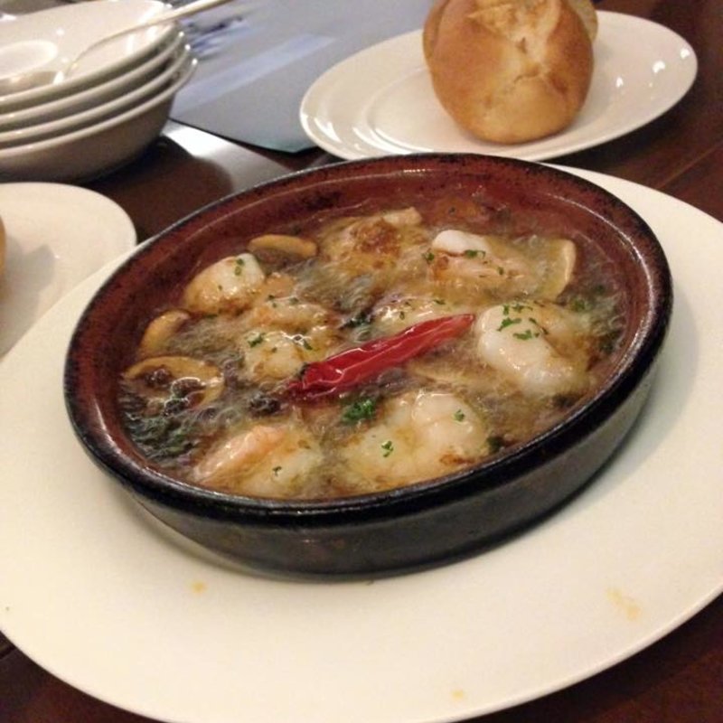 有機マッシュルームと海老のアヒージョ(ブルー・ブリック・ラウンジ)