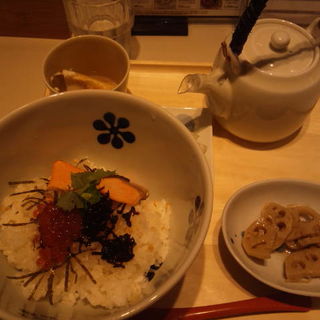 焼き鮭といくらの親子(だし茶漬け えん 有楽町イトシア店)