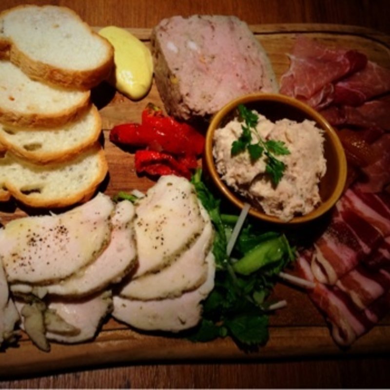 肉屋のおすすめプレート(ベルサイユの豚 池袋 )