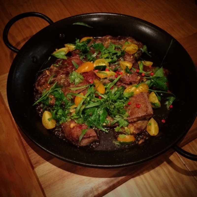 牛ロースの鉄板焼き ハーブドレッシング(ラ・テール・メゾン （la Terre maison）)